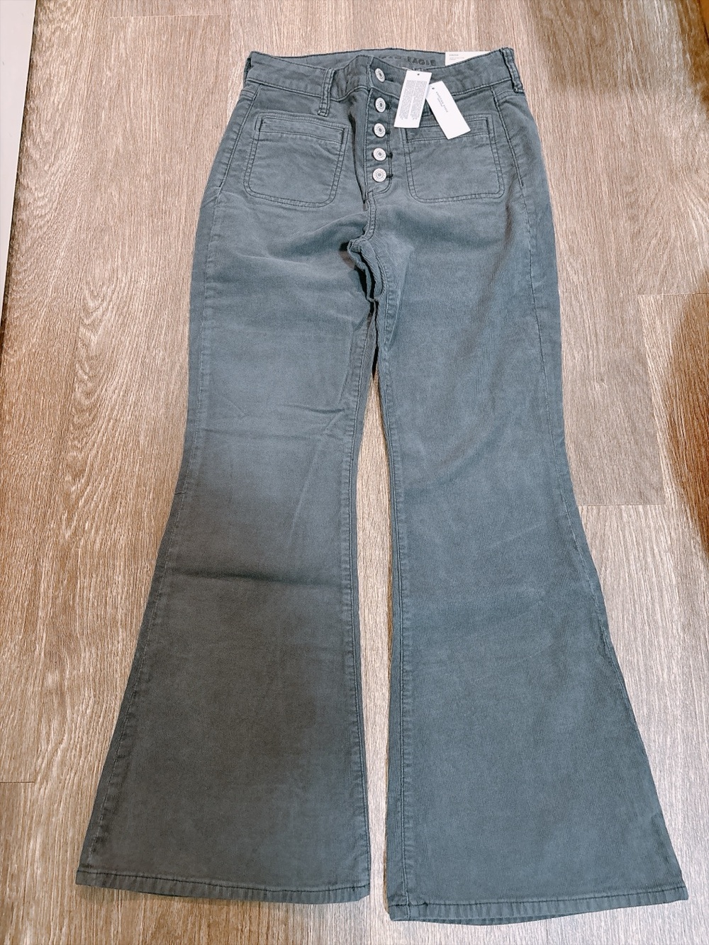 American Eagle High-Rise Flare Jeans cordoroy in Gray